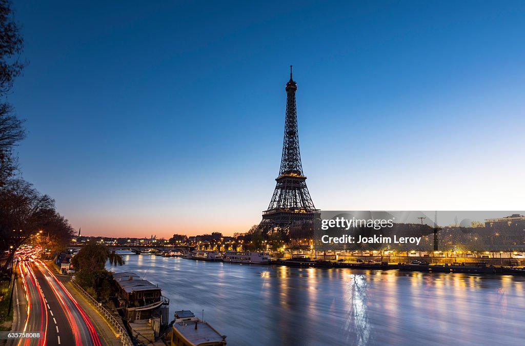 Sonnenaufgang am Eiffelturm in Paris an der Seine