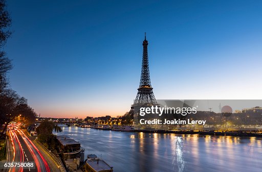 Sonnenaufgang am Eiffelturm in Paris an der Seine Sonnenaufgang am Eiffelturm in Paris an der Seine