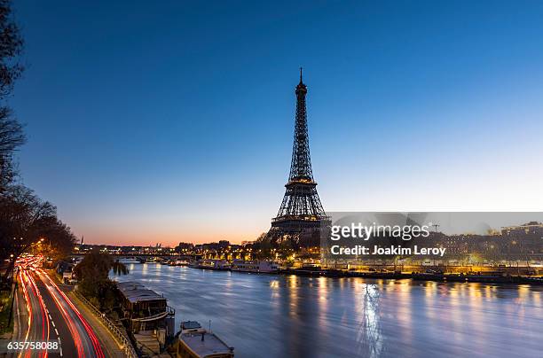 sunrise at the eiffel tower in paris along the seine - paris france stock pictures, royalty-free photos & images