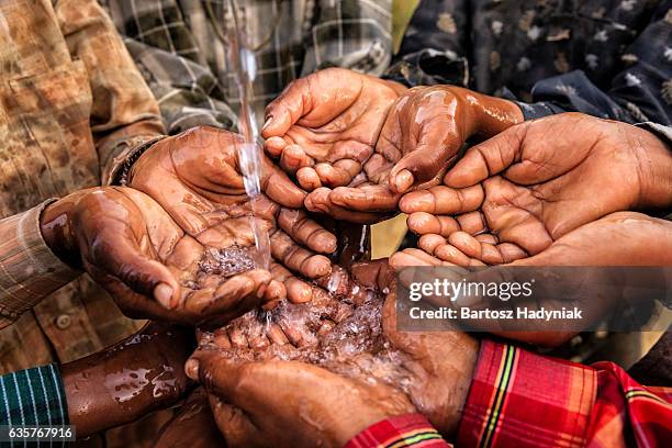 schlechte indischen kinder um frisches wasser, indien - children in need stock-fotos und bilder