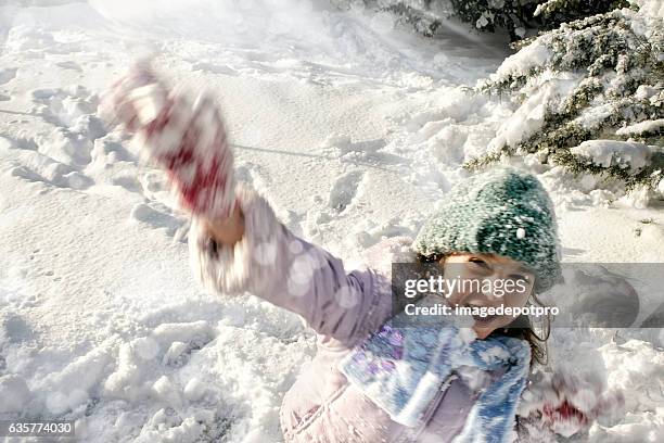 kleine mädchen spielen im schnee - slippery stock-fotos und bilder