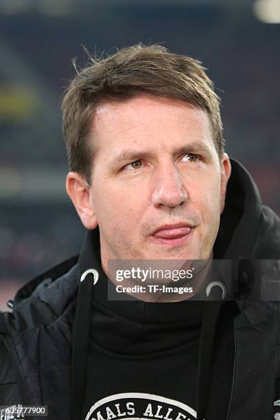 Coach Daniel Stendel of Hannover 96 looks on during the Second Bundesliga match between VfB Stuttgart and Hannover 96 at Mercedes-Benz Arena on...