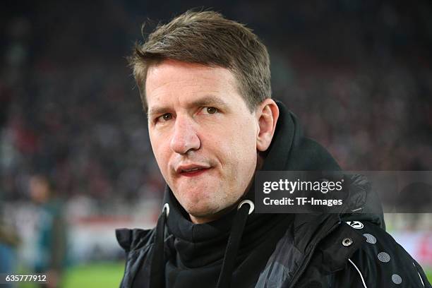 Coach Daniel Stendel of Hannover 96 looks on during the Second Bundesliga match between VfB Stuttgart and Hannover 96 at Mercedes-Benz Arena on...