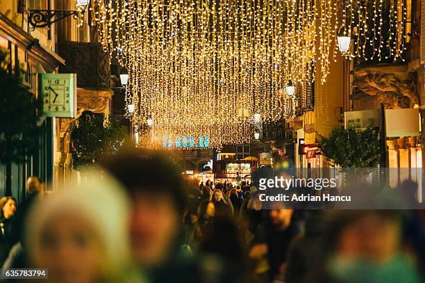 christmas in france crowd on busy shopping christmas street - christmas market decoration stockfoto's en -beelden