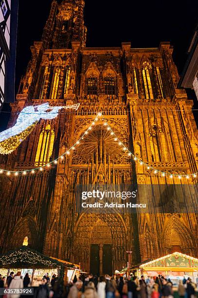 christmas in france front view of the notre-dame cathedral and christmas - strasbourg winter stock pictures, royalty-free photos & images