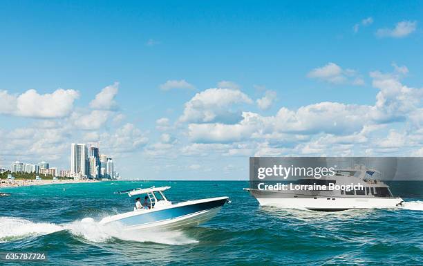 miami szene motor bootfahren in ocean bal harbour haulover beach - motorbootfahren stock-fotos und bilder