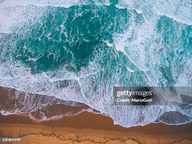 beach from above - cliff texture stockfoto's en -beelden