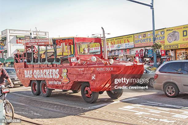 duckboat - san francisco - car parked san francisco fotografías e imágenes de stock
