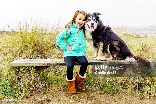 achtjähriges mädchen mit hund im winter landschaft umgebung - girls in leggings stock-fotos und bilder