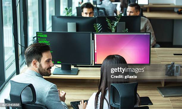 software-entwicklungsteam. - betriebssystem stock-fotos und bilder