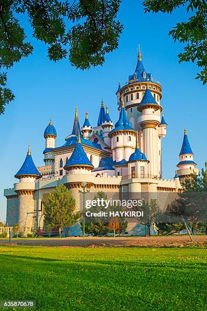 castillo del cuento de hadas del parque de eskisehir sazova - eskisehir fotografías e imágenes de stock