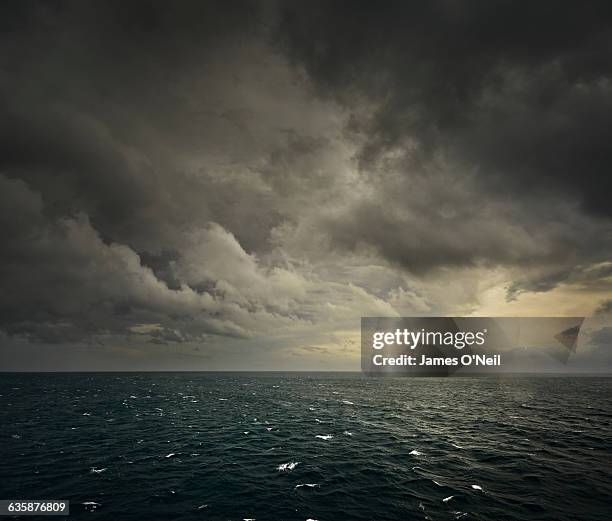 rough sea - cielo dramático fotografías e imágenes de stock