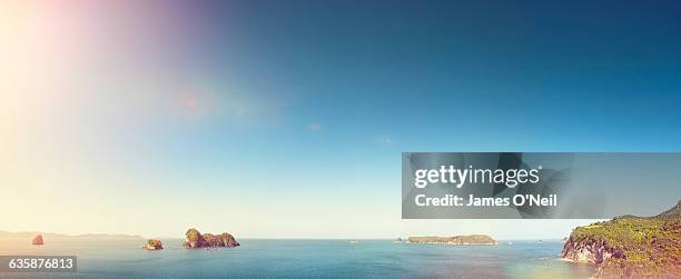 small islands in the sea - ciel bleu sans nuage photos et images de collection