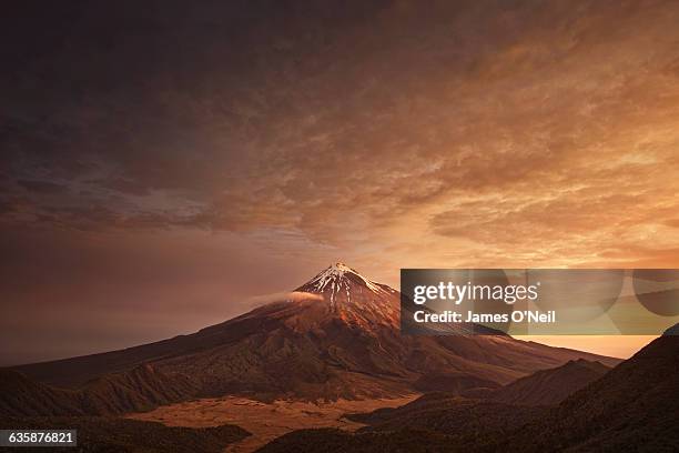 sunset over mountain - atmosferische lucht stockfoto's en -beelden