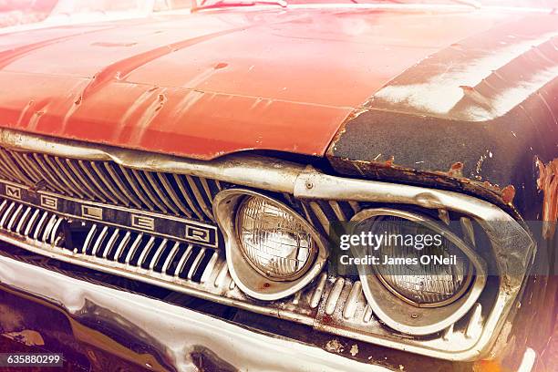 front detail of a rusted classic car - corrosion foto e immagini stock