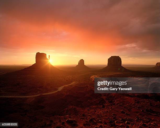 monument valley desert landscape at sunset - monument valley tribal park stock pictures, royalty-free photos & images
