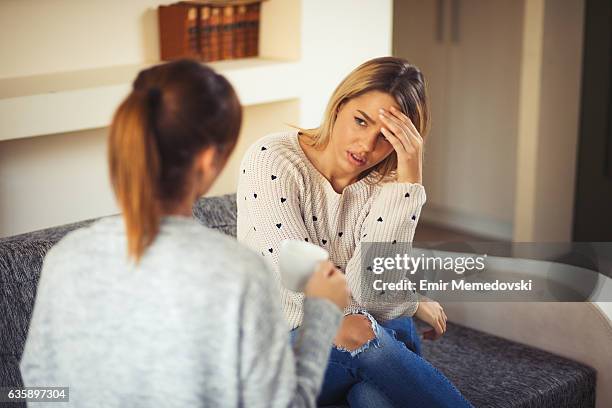 junge frau tröstet ihren freund nach schlechter trennung - friends loneliness stock-fotos und bilder