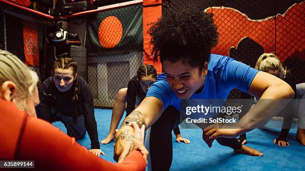 females wrestling intraining - mixed wrestling imagens e fotografias de stock