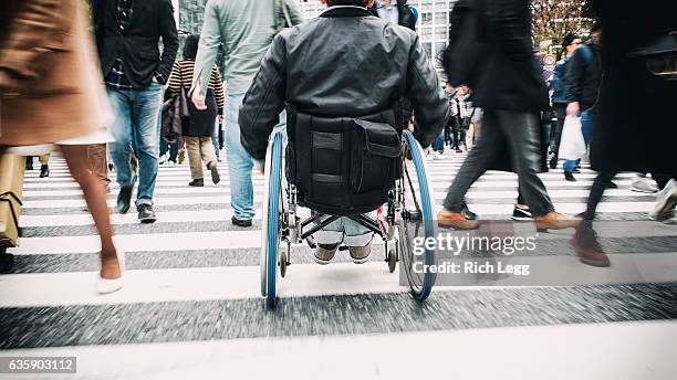 giapponese in sedia a rotelle - accessibilità foto e immagini stock