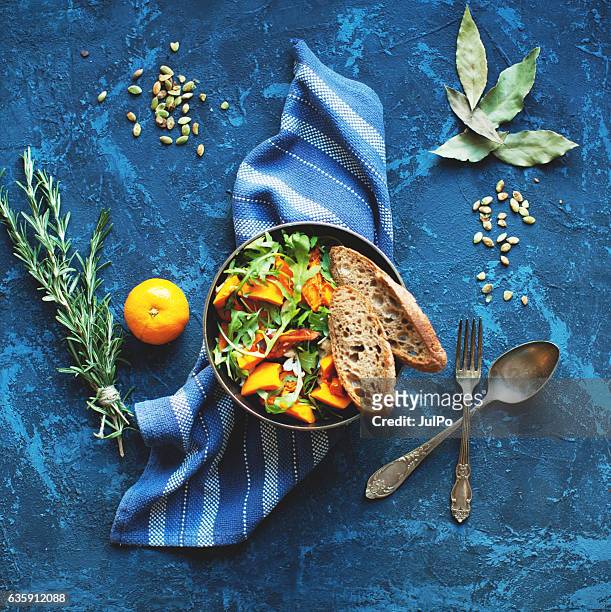 insalata di zucca - blue bowl foto e immagini stock