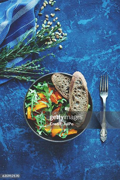 kürbissalat - salatschüssel stock-fotos und bilder