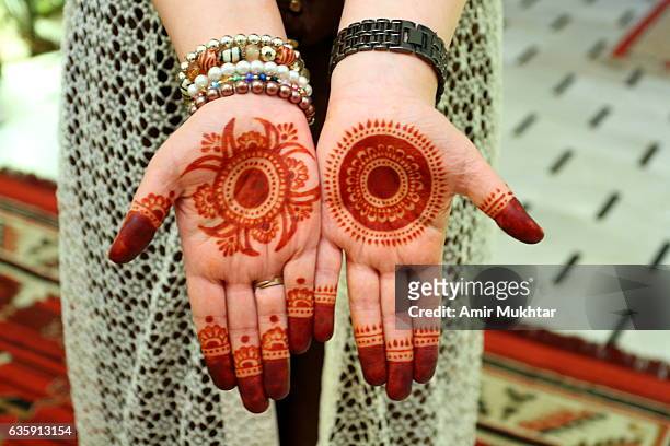 henna (mehndi) designs - henna hands stock-fotos und bilder