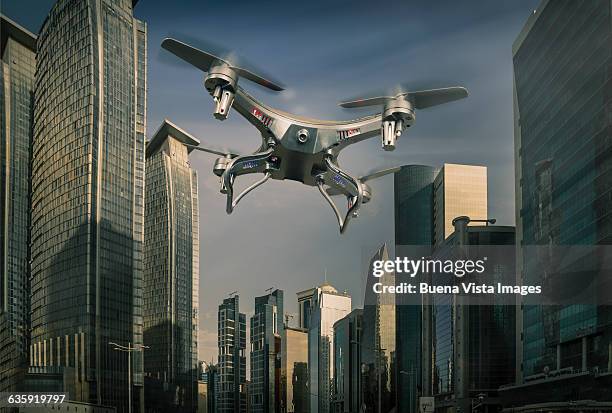 drone flying over a futuristic city - drone foto e immagini stock