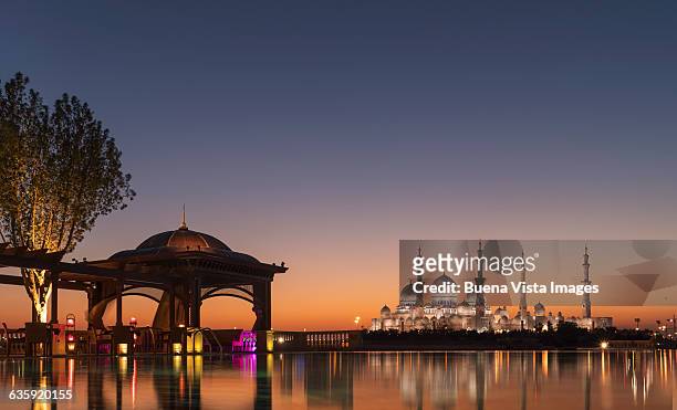 abu dhabi, sheik zayed grand mosque at sunset - abu dhabi stock pictures, royalty-free photos & images