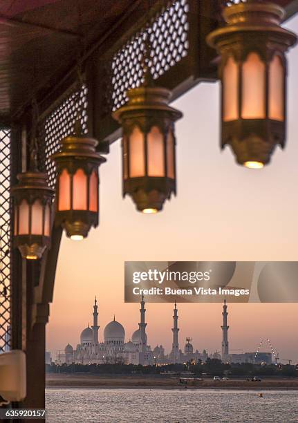 abu dhabi, sheik zayed grand mosque at sunset - abu dhabi buildings stock pictures, royalty-free photos & images