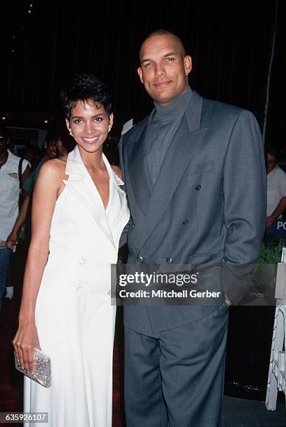 Halle Berry attends the premiere of the movie "Flinstones" with her husband David Justice.