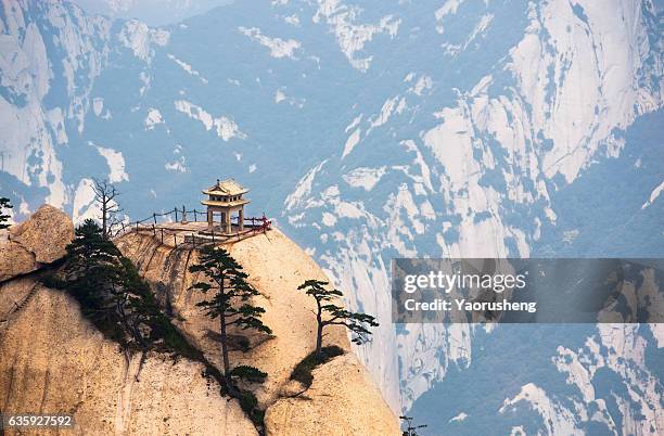 stone pagoda at the holy mountain huashan, xian, china - shaanxi midden china stockfoto's en -beelden