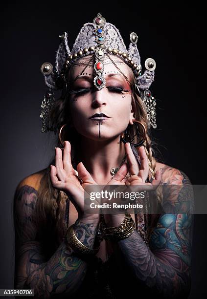 beautiful belly dancer wearing chakra headdress - buikdanseres stockfoto's en -beelden