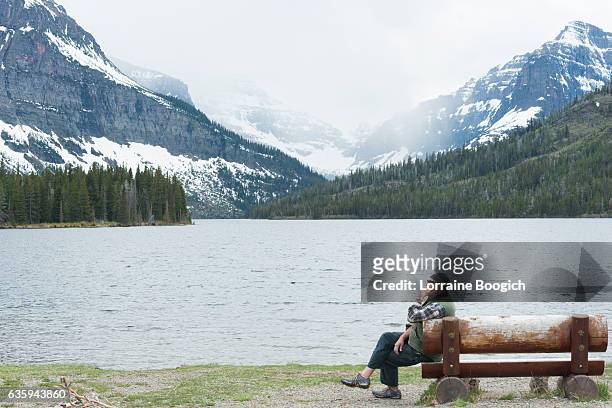 two medicine lake with sinopah mountain glacier national park montana - two medicine lake montana stockfoto's en -beelden