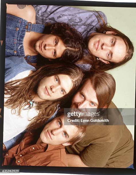 Blind melon is : Brad Smith, Christopher Thorn, Shannon Hoon, Glen Graham, and Roger Stevens.
