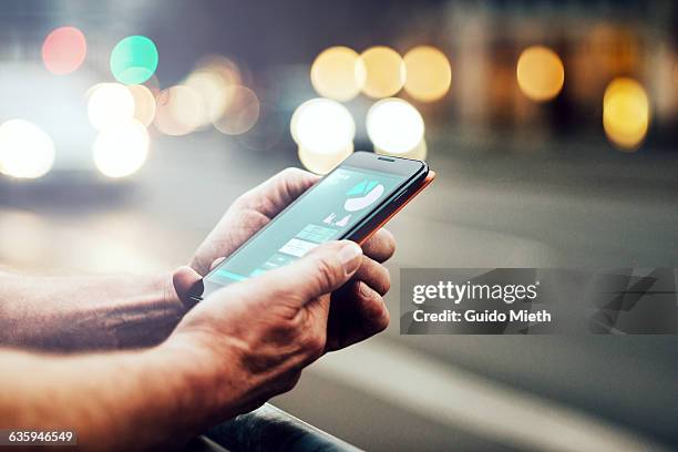 smartphone showing health data. - man holding his hand out stockfoto's en -beelden