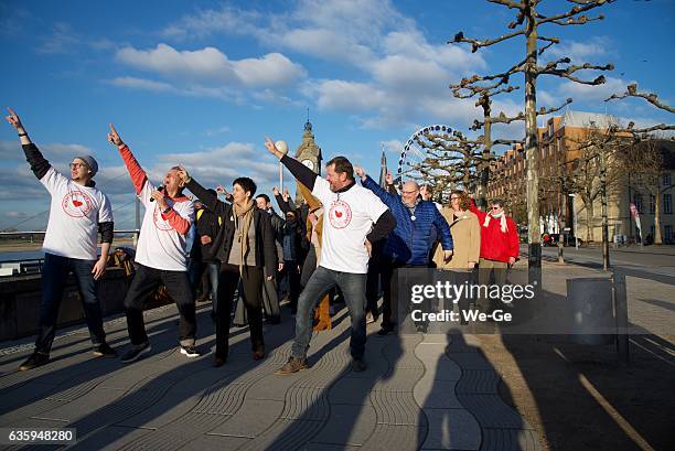 flashmob at the rheinpromenade in duesseldorf - flashmob stockfoto's en -beelden