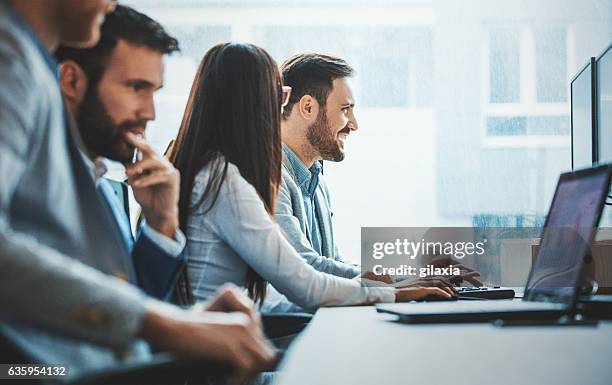 software-entwicklungsteam. - betriebssystem stock-fotos und bilder