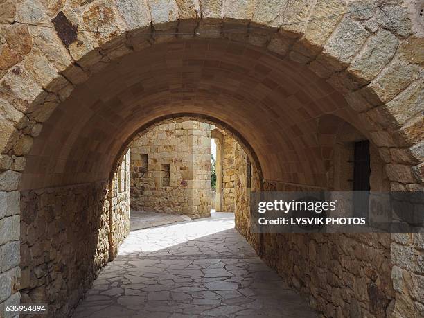 passage in the narrow streets of the medieval centre of pals - baix empordà foto e immagini stock