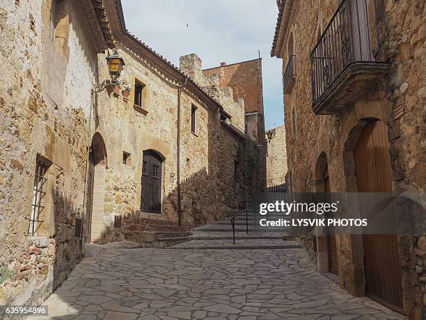 the main street of pals, a medieval town in catalonia - baix empordà foto e immagini stock