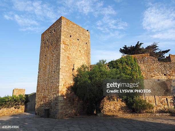 medieval city walls and tower castle of pals, catalonia - baix empordà foto e immagini stock