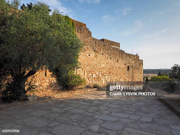 city walls of medieval town pals - baix empordà foto e immagini stock