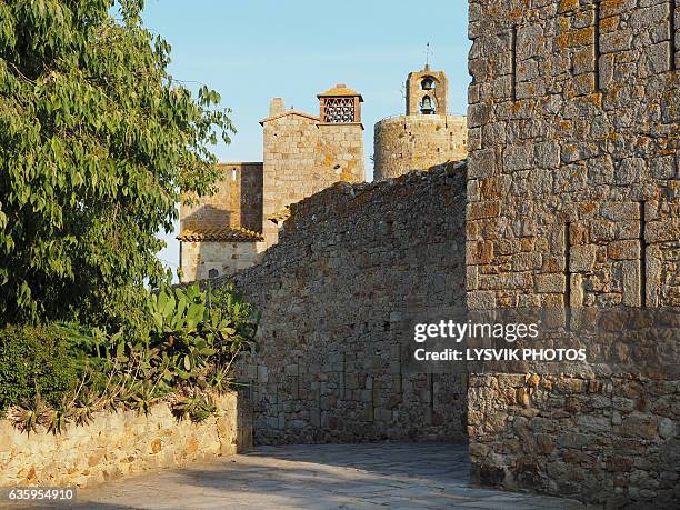 city walls of medieval town pals, catalonia - baix empordà foto e immagini stock