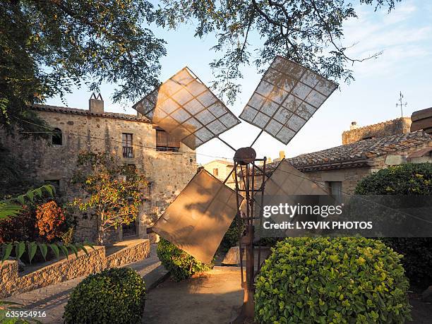 little mill in the medieval and ancient village of pals - baix empordà foto e immagini stock
