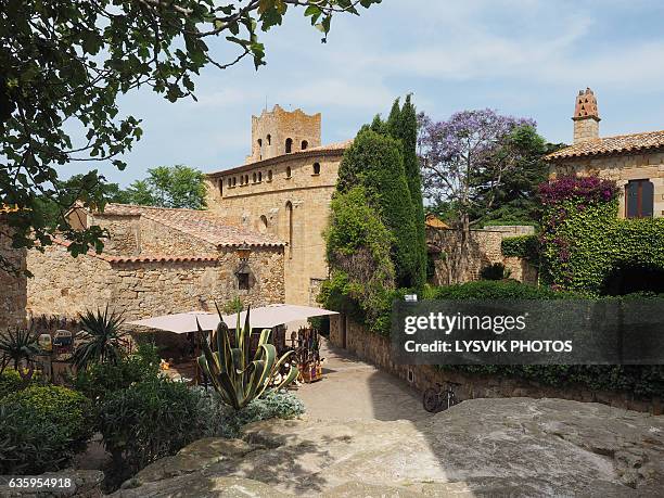 street view in the medieval and ancient village of pals - baix empordà foto e immagini stock