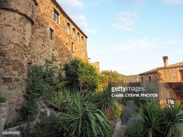 historic la muralla buildings in medieval town pals, catalonia - baix empordà foto e immagini stock