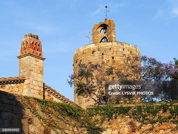 tower named tower of the horses in medieval town pals - baix empordà foto e immagini stock