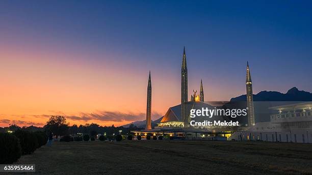 the beautiful twilight over the shah faisal mosque, islamabad, pakistan - islamabad stock pictures, royalty-free photos & images