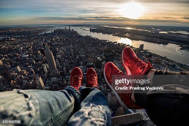 helikopteransicht der insel manhattan - ungewöhnliche perspektive stock-fotos und bilder