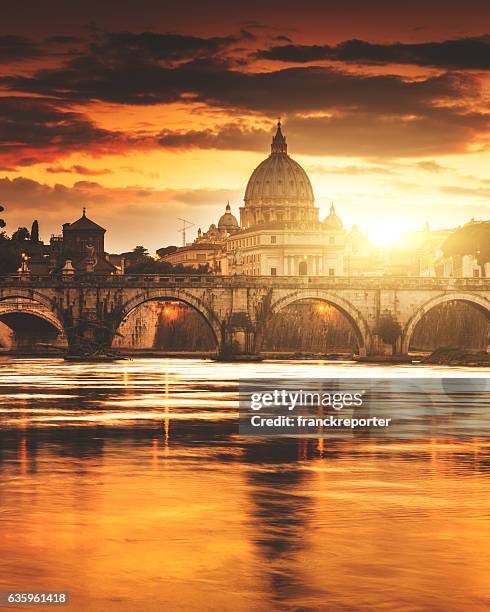 horizonte de roma ao anoitecer - vatican - fotografias e filmes do acervo