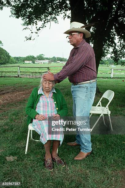 Cherokee medicine man Crosslin Smith attempts to heal woman.